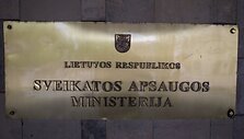 mediku-bendruomene-rengia-mitinga-prie-sveikatos-apsaugos-ministerijos-60aa22aa1b228 (1)
