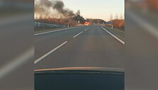 moletu-plente-nufilmuotas-atvira-ugnimi-sudeges-automobilis