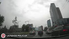 pro-automobilio-langa-galimai-narkotines-medziagas-ismetes-beglys-sulaikytas