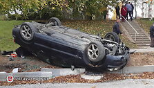 girtu-vairuotoju-zygiuose-nuo-kelio-nuleke-automobiliai