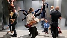 Julijono Urbono performatyvi paskaita &bdquo;Repetuojant planetą iš žmonių&ldquo; Karlsrūhės meno ir medijų technologijų centro (ZKM) festivalyje