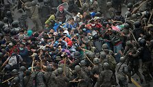 Migrantai i&scaron; Hondūro, bandantys patekti į Gvatemalą, kad pasiektų JAV