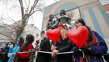 Rusijoje protestuodamos moterys Valentino dienos proga formavo žmonių grandines