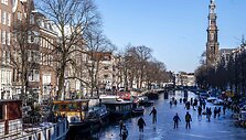 Amsterdamo gyventoja čiužia už&scaron;alusiais kanalais