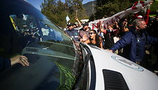 Protestuotojai spardė ir svaidė akmenis į mikroautobusą, kuriuo važiavo Argentinos prezidentas Alberto Fernandezas, atvykęs į mi&scaron;kų gaisrų nuniokotą rajoną