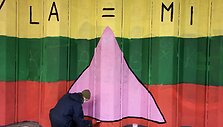 Vilniaus požeminės perėjos siena pasipildė LGBT istorijai svarbiu simboliu ir užra&scaron;u