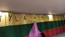 Vilniaus požeminės perėjos siena pasipildė LGBT istorijai svarbiu simboliu ir užra&scaron;u