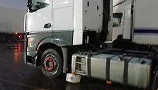 Incidentas perkėloje &ndash; važiuodamas į keltą vilkikas užkliuvo už stulpelio, pradūrė kuro baką