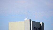 Vėjas nuplė&scaron;ė trispalvę nuo J.Miltinio dramos teatro stogo