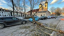 Vilniuje nuo vėjo nukentėjo automobilis