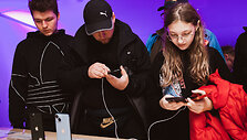 Naujausią &bdquo;iPhone&ldquo; skubėjo įsigyti naktį