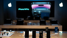 Naujausią &bdquo;iPhone&ldquo; skubėjo įsigyti naktį