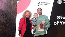 &bdquo;Metų startuolio&ldquo; titulą pelnė &bdquo;Omnisend&ldquo;. Apdovanojimą įteikė A.Armonaitė, Ekonomikos ir inovacijų ministrė