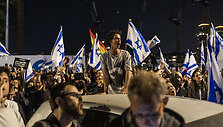 Protestuotojai prie grožio salono, kuriame buvo B.Netanyahu žmona