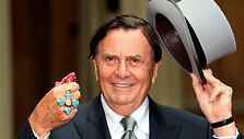 Barry Humphriesas