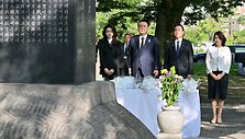 Japonijos ir Pietų Korėjos vadovai Hiro&scaron;imoje surengė istorinį vizitą