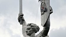 Kyjive nuo paminklo &bdquo;Tėvynė&ldquo; pradėtas demontuoti sovietinis herbas