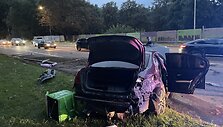 VIlniaus Olandų gatvėje BMW trenkėsi į du stulpus