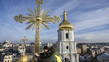 Evgeniy Maloletka / AP