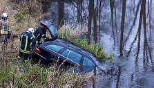 BNS nuotr. Į tvenkinį įvažiavęs automobilis (asociatyvinė nuotr.)