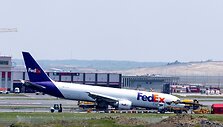 Boeing krovininis lėktuvas nusileido Stambule be priekinių ratų.