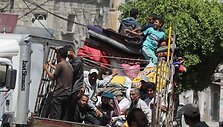 Palestiniečiai bėga i&scaron; Rafah po Izraelio operacijos.
