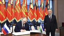 Rusijos prezidentas Vladimiras Putinas Uzbekistano sostinėje Ta&scaron;kente su Uzbekistano vadovu Shavkatu Mirziyoyevu pasira&scaron;ė susitarimą / Mikhail Metzel/Kremlin Pool / ZUMAPRESS.com
