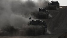 Izraelio karo transporto priemonės veikia prie Gazos sienos. / Ronen Zvulun / REUTERS