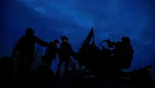 Ukrainos kariai prie fronto valdo prie&scaron;lėktuvinę artileriją Bakhmute. / RFE/RL/Serhii Nuzhnenko / REUTERS