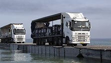 JT: per JAV pastatytą prieplauką į Gazos Ruožą atvyko beveik 100 pagalbos sunkvežimių / Ssgt. Malcolm Cohens-Ashley/Us A / ZUMAPRESS.com