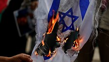 Demonstrantai protestuoja prie&scaron; JAV ambasadą Meksikoje. / Daniel Becerril / REUTERS