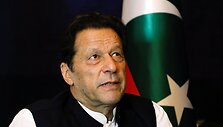 Buvęs Pakistano ministras pirmininkas Imranas Khanas kalbasi su "Reuters" / AKHTAR SOOMRO / REUTERS