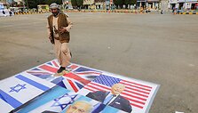 Houthi sekėjai paradoje Sanaoje. / KHALED ABDULLAH / REUTERS