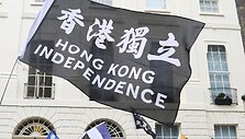 Žmonės protestuoja prie&scaron; Honkongo ekonomikos ir prekybos biurą Londone. / Toby Melville / REUTERS