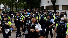 Policija saugo Rytų Koulūno teismą Honkonge."
 / Tyrone Siu / REUTERS