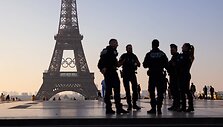 Policininkai patruliuoja prie Eifelio bok&scaron;to / IMAGO/Alexis Sciard / IMAGO/IP3press