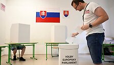Slovakai ir kitų &scaron;alių rinkėjai eina prie balsadėžių Europos Parlamento rinkimuose / Radovan Stoklasa / REUTERS
