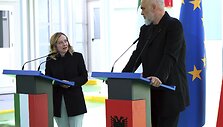 Italijos premjerė G. Meloni Albanijoje dėkojo &scaron;aliai už migrantų centrų įkūrimą / Vlasov Sulaj / AP