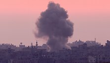 Dūmai kyla i&scaron; Gazos ruože / Amir Cohen / REUTERS