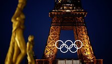 Olimpiniai žiedai rodomi Eifelio bok&scaron;to pirmame auk&scaron;te. / Benoit Tessier / REUTERS