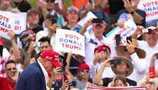 &bdquo;Balsuoju už nuteistą nusikaltėlį&ldquo;: D. Trumpo palaikytojai Las Vegase i&scaron;lieka i&scaron;tikimi / Brendan McDermid / REUTERS