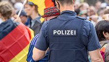 Policininkas kalbasi su futbolo fanais / IMAGO / IMAGO/Wolfgang Maria Weber