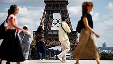 Paryžiuje ant Eiffelio bok&scaron;to pakabinti olimpiniai žiedai / Benoit Tessier / REUTERS