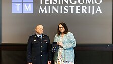 Teisingumo ministerijoje prisiekė Lietuvos kalėjimų tarnybos direktoriaus pavaduotojas Linas Nanartavičius / Teisingumo ministerijos nuotr.