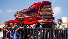 Palestinai bėga i&scaron; Khan Younis rytinės dalies. / Mohammed Salem / REUTERS