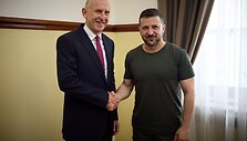Jungtinės Karalystės gynybos ministras Johnas Healey ir Ukrainos prezidentas Volodymyras Zelenskis