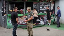Fantomas" Kyive i&scaron;dalina karo &scaron;aukimus ir tikrina dokumentus. / Gleb Garanich / REUTERS