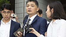 P. Korėjos milžinės &bdquo;Kakao Corp.&ldquo; įkūrėjas suimtas dėl manipuliavimo akcijų kainomis / Yoon Dong-jin / AP