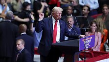 &bdquo;Gavau kulką už demokratiją&ldquo;: D. Trumpas grįžo į rinkimų kampanijos mitingų maratoną / Tom Brenner / REUTERS