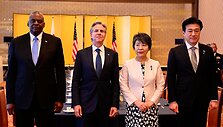 JAV gynybos sekretorius Lloydas Austinas, JAV užsienio reikalų sekretorius Antony Blinkenas, Japonijos užsienio reikalų ministrė Yoko Kamikawa&nbsp;ir gynybos ministras Minoras Kihara